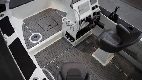 545 Side console removable post seat (optional extra)