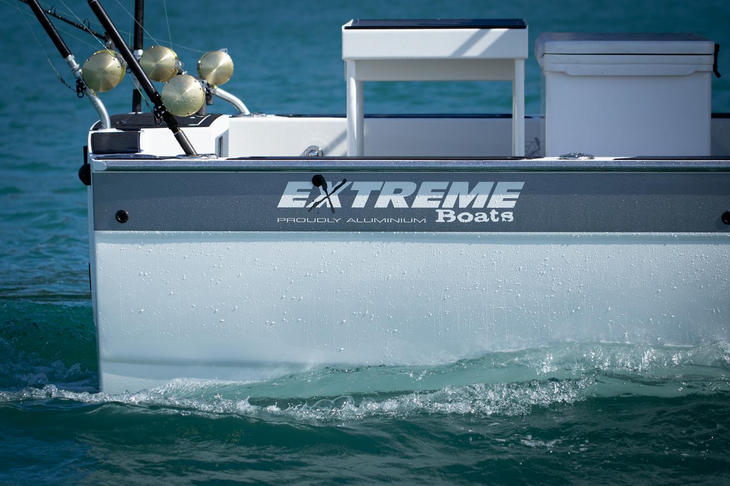 extreme-915-xst-solid-transom.jpg
