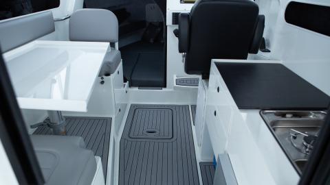 915 Game King cabin layout with offset wheelhouse wall door, removable back rest and shock wave seating