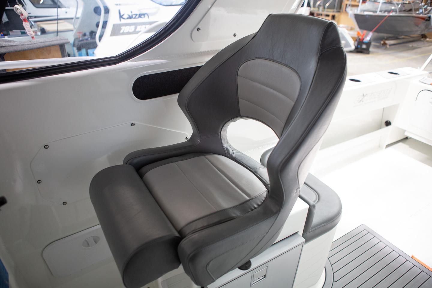 extreme_boats_bolstered_seat.jpg