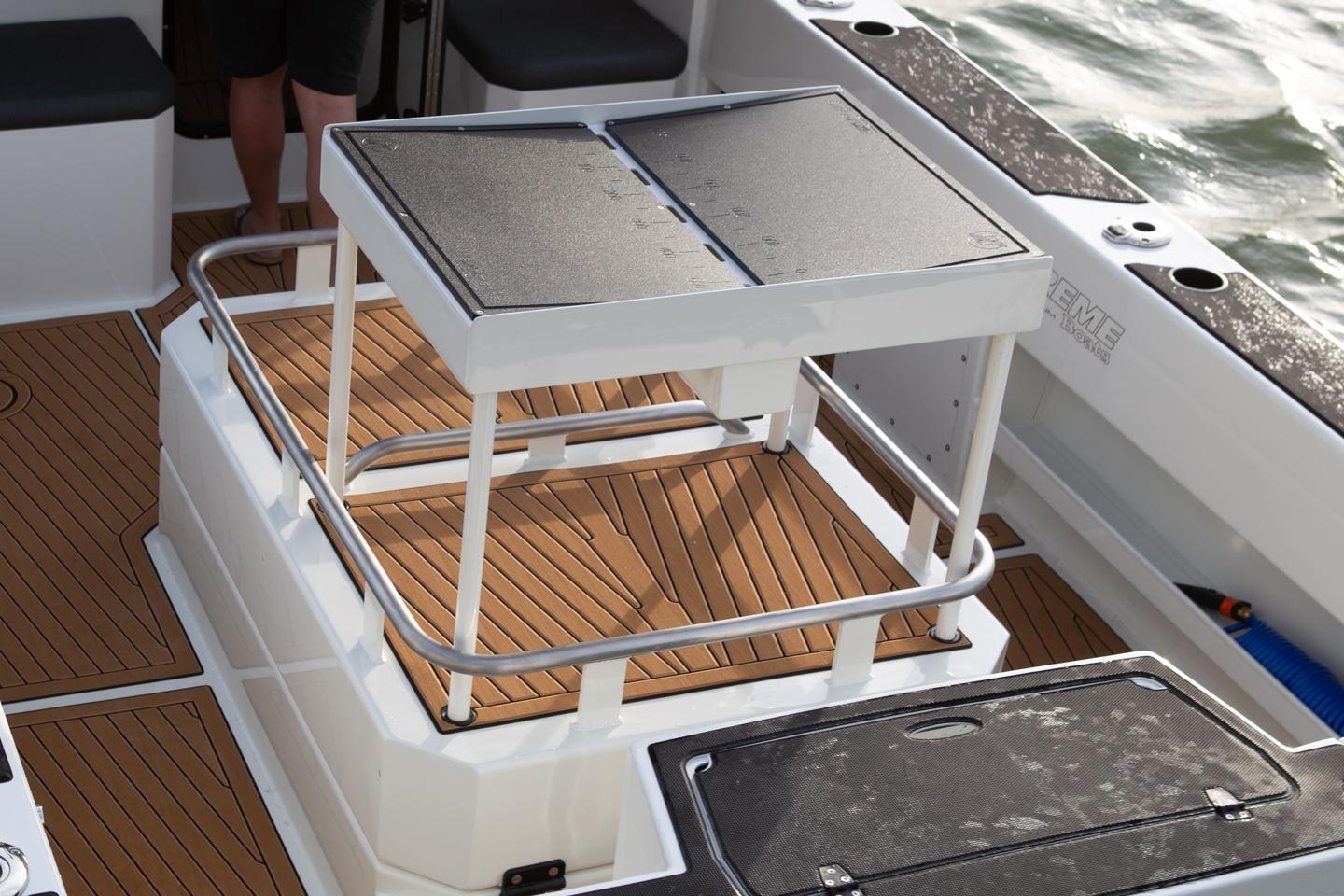 915 XST bait stations Extreme Boats