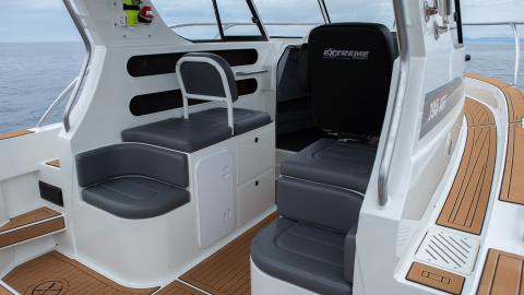 extremeboats-795-xst-walkaround-seating.jpg